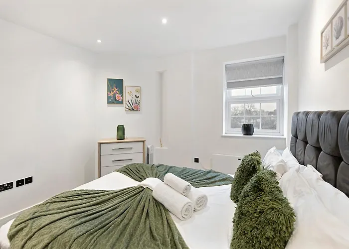 Bright And Spacious Apartment - Excellent Location