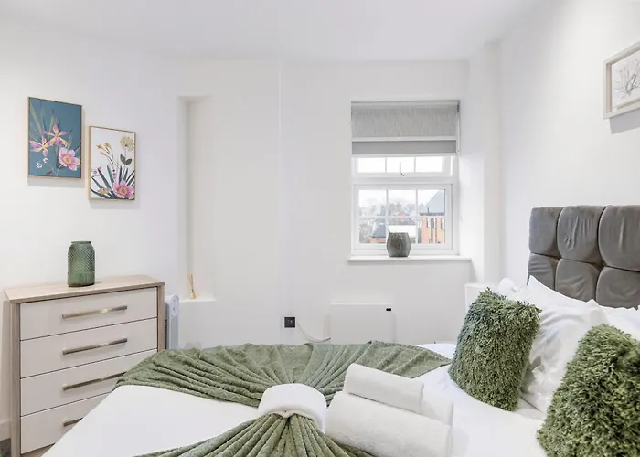Bright And Spacious Apartment - Excellent Location